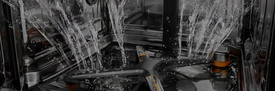 식기세척기 내부에서 물줄기가 여러 방향으로 뿜어져 나오는 모습이 보입니다.