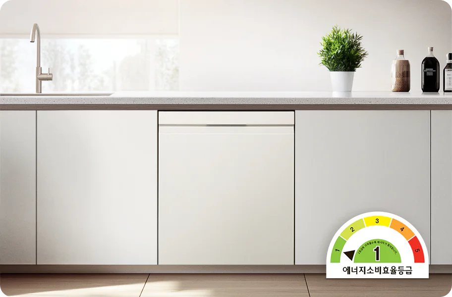 이미지에는 깔끔한 주방이 보이며, 싱크대와 수전이 설치되어 있습니다. 상단에는 화분과 몇 개의 병이 놓여 있습니다. 하단에는 에너지소비효율등급 스티커가 붙어 있으며, 등급은 1입니다.