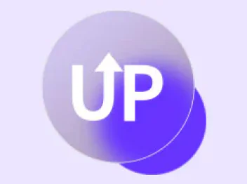 보라색과 연보라색이 그라데이션으로 표현된 원형 배경 위에 흰색으로 UP라는 글자가 중앙에 위치하고 있으며, U의 위쪽에는 화살표가 위를 향하고 있습니다. 이 원형은 그림자 효과로 인해 입체적으입니다.